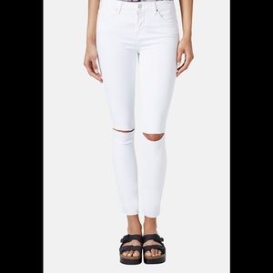 WHITE RIPPED SKINNY JEANS 💛💛